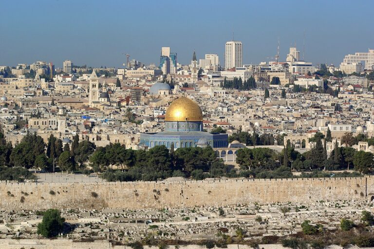 جمعيات بحرينية تندد باقتحام باحات المسجد الأقصى المبارك